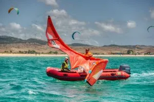 Barco de rescate para kitesurfistas